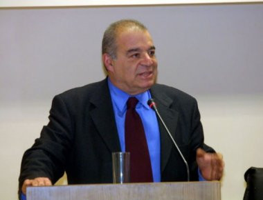 Αριστερός καραγκιόζης ανατρίχιασε μόλις είδε στρατιωτικούς στην Βουλή!